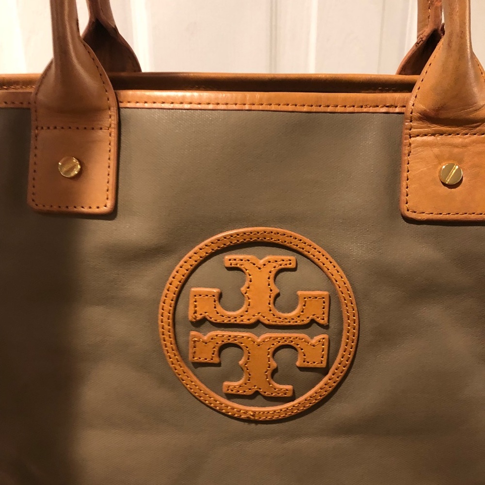 Tory Burch
Remove the old pics. 
Good condition sign of wear good to use.